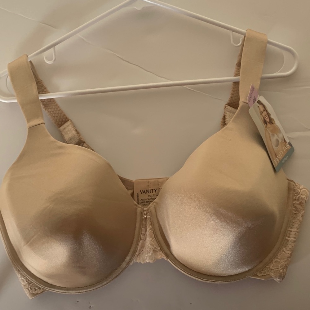 Vanity Fair Full Figure Underwire bra. Size 40D. Color is beige.